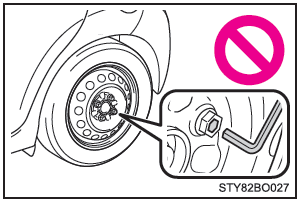 Sostituzione di uno pneumatico sgonfio (veicoli con cerchi in acciaio)